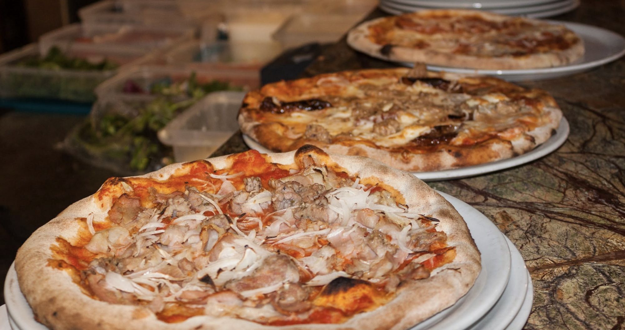 Una pizza appena sfornata